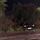 Αυτοκίνητο ακινητοποιημένο ανάμεσα σε θάμνους και δέντρα δίπλα σε αγροτικό δρόμο τη νύχτα