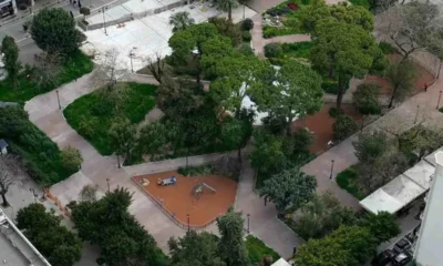 Πανοραμική άποψη πάρκου με δέντρα, διαδρόμους περιπάτου και παιδική χαρά από ψηλά.