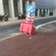 Δρόμος με κόκκινο διάδρομο, πορτοκαλί πλαστικό εμπόδιο και μπλε πινακίδες σήμανσης.