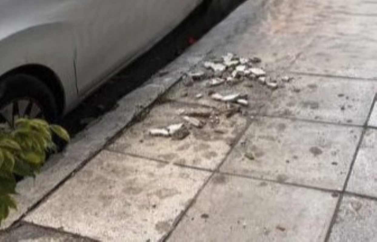 Πάτρα, ζημιές αυτοκίνητα, πτώση σοβάδων, επικίνδυνα κτίρια, οδός Σολωμού, Αγία Βαρβάρα Πάτρα, αποκόλληση σοβά, υλικές ζημιές ΙΧ, ασφάλεια κτιρίων, τοπικές ειδήσεις Πάτρα, Patra, Patras, ptosi sovadon, zimies aftokinito, epikindyna ktiria, odos Solomou, Agia Varvara Patra, Patras plaster fall, Patras building damage, Patras car damage, Patras news, Patras building safety, Patras incident,