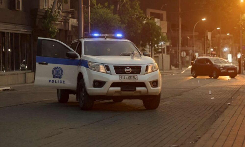 σύλληψη, απάτη, εγκληματική οργάνωση, ψεύτικοι υπάλληλοι ρεύματος, κλοπή κοσμημάτων, Φυλή, Αττική, ΕΛΑΣ, αστυνομία, 49000 ευρώ, απάτη με ηλεκτρικό ρεύμα, διακεκριμένες κλοπές, arrest, fraud, criminal organization, electricity scam, fake utility workers, theft, Police, Attica, Fyli, syllipsi, apati, egklimatiki organosi, pseftikoi ypalliloi revmatos, klopi kosmimaton, ELAS, astynomia,