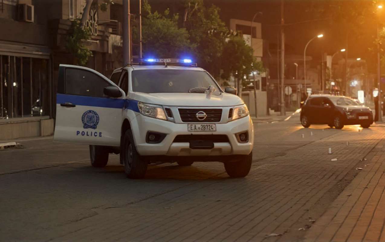 σύλληψη, απάτη, εγκληματική οργάνωση, ψεύτικοι υπάλληλοι ρεύματος, κλοπή κοσμημάτων, Φυλή, Αττική, ΕΛΑΣ, αστυνομία, 49000 ευρώ, απάτη με ηλεκτρικό ρεύμα, διακεκριμένες κλοπές, arrest, fraud, criminal organization, electricity scam, fake utility workers, theft, Police, Attica, Fyli, syllipsi, apati, egklimatiki organosi, pseftikoi ypalliloi revmatos, klopi kosmimaton, ELAS, astynomia,