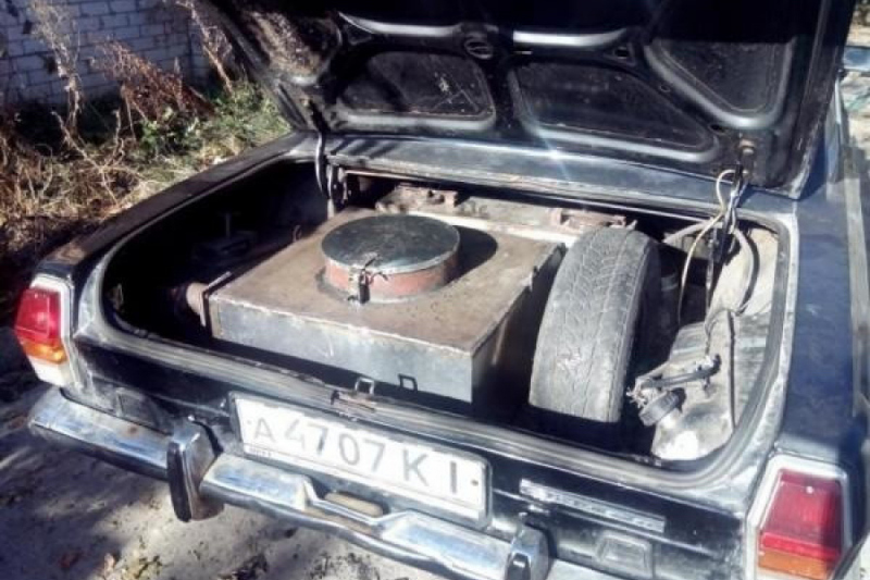 Αεριογόνος ξύλου στο πορτμπαγκάζ παλιού αυτοκινήτου, ενδεικτική φωτογραφία