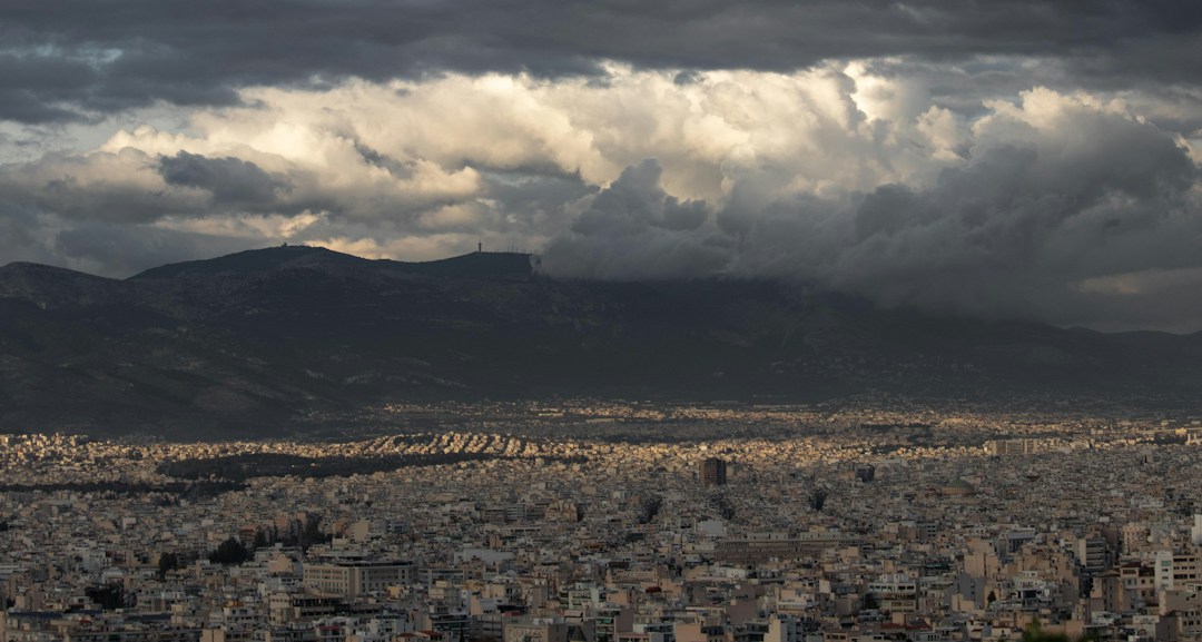 Βαριά σύννεφα και βροχή — ενδεικτική εικόνα