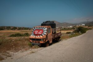 Φωτογραφία οχήματος σε αγροτικό περιβάλλον — ενδεικτική