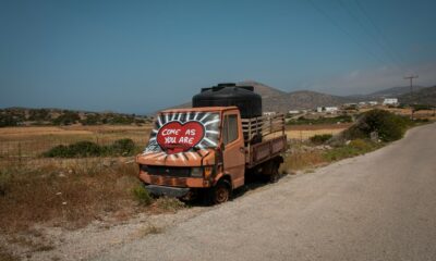 Φωτογραφία οχήματος σε αγροτικό περιβάλλον — ενδεικτική