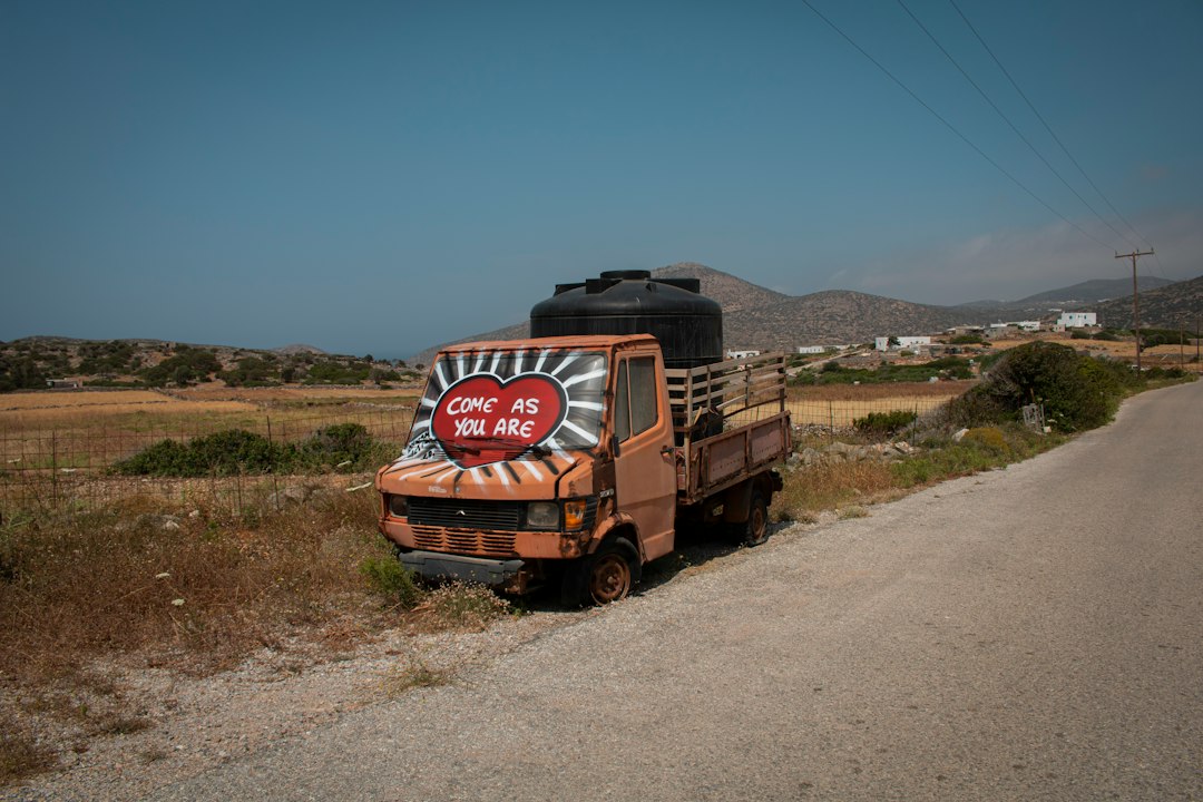 Φωτογραφία οχήματος σε αγροτικό περιβάλλον — ενδεικτική