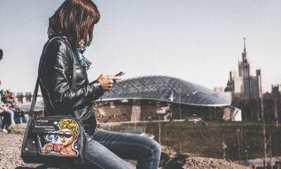 Γυναίκα χρησιμοποιεί smartphone, ενδεικτική φωτογραφία αρχείου. Artem Beliaikin, CC0.
